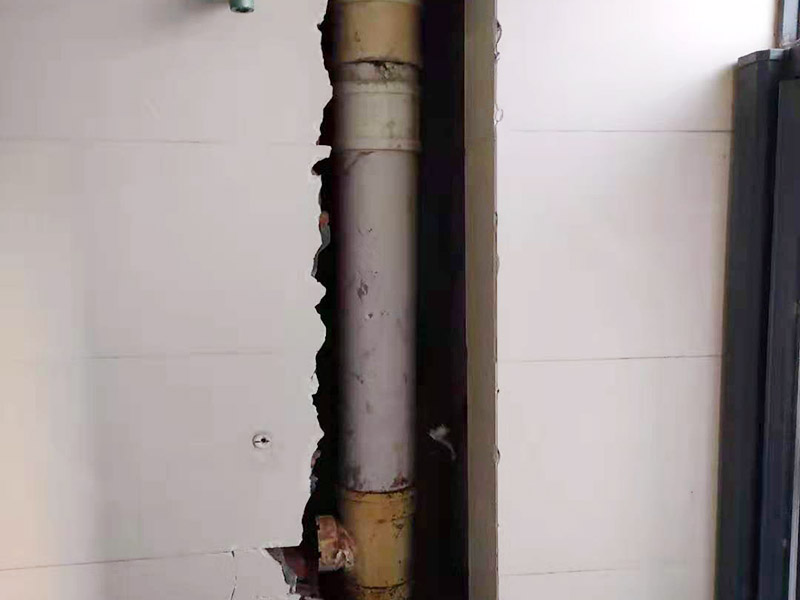 主排水管道維修更換：漏水的地方太大，建議換新水管，更換前要將整棟樓的水停下來(lái)，否則就會(huì)影響到后期的施工。更換的時(shí)候要將漏水的地方截掉，然后套上尺寸相同的新管，并用PVC膠水把連接處粘好。假如滲透的不嚴(yán)重，那么直接用PVC膠水粘結(jié)好，再拿防水布裹緊即可。
