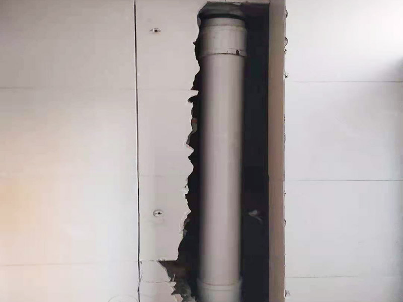 主排水管道維修更換：漏水的地方太大，建議換新水管，更換前要將整棟樓的水停下來(lái)，否則就會(huì)影響到后期的施工。更換的時(shí)候要將漏水的地方截掉，然后套上尺寸相同的新管，并用PVC膠水把連接處粘好。假如滲透的不嚴(yán)重，那么直接用PVC膠水粘結(jié)好，再拿防水布裹緊即可。