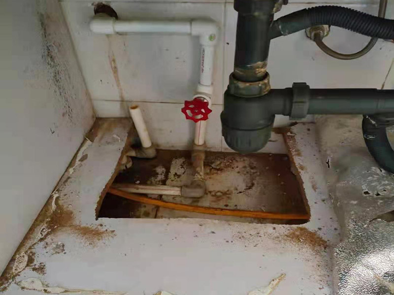 主排水管道維修更換：漏水的地方太大，建議換新水管，更換前要將整棟樓的水停下來(lái)，否則就會(huì)影響到后期的施工。更換的時(shí)候要將漏水的地方截掉，然后套上尺寸相同的新管，并用PVC膠水把連接處粘好。假如滲透的不嚴(yán)重，那么直接用PVC膠水粘結(jié)好，再拿防水布裹緊即可。