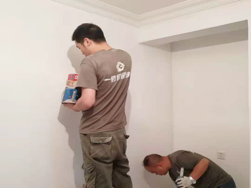 客廳墻面刷漆修補(bǔ)：首先檢查墻面問(wèn)題點(diǎn)在哪里，找到問(wèn)題逐步解決，如果發(fā)現(xiàn)墻體不夠堅(jiān)實(shí)，墻面存在大裂縫等問(wèn)題，應(yīng)該先對(duì)墻面進(jìn)行處理。此時(shí)需要注意處理墻面的時(shí)候，膩?zhàn)?，膠水，涂料在施工的會(huì)后難免會(huì)對(duì)周圍已經(jīng)裝修好的成品造成影響，在施工前要做好成品的保護(hù)。清理好打磨后的膩?zhàn)颖砻娴母m被，就可以刷底漆了，底漆可以提高面漆的附著力、增加面漆的豐滿度、提供抗堿性、提供防腐功能等，使用底漆后面漆更易涂刷，減少了面漆的使用量。