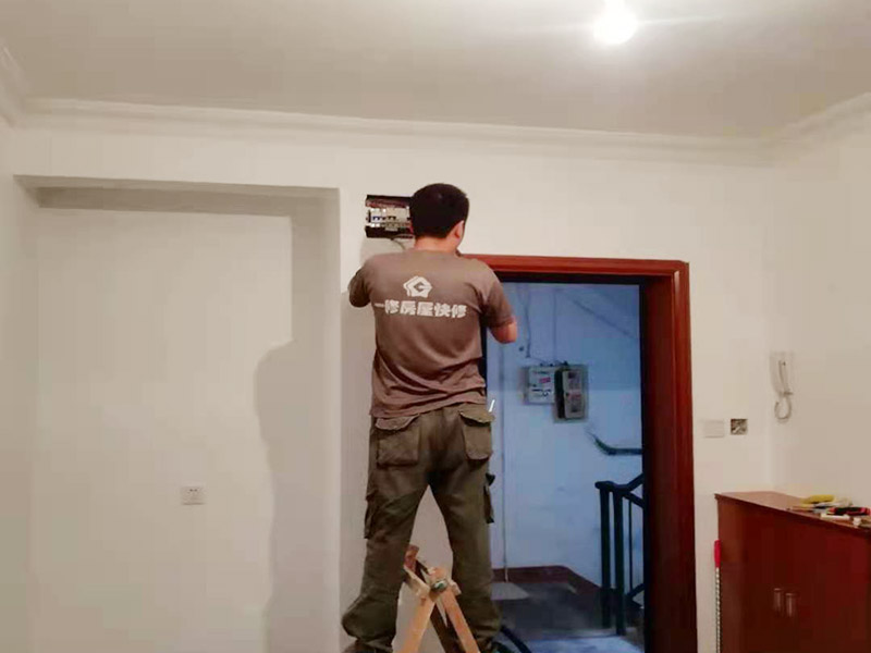 客廳墻面刷漆修補(bǔ)：首先檢查墻面問(wèn)題點(diǎn)在哪里，找到問(wèn)題逐步解決，如果發(fā)現(xiàn)墻體不夠堅(jiān)實(shí)，墻面存在大裂縫等問(wèn)題，應(yīng)該先對(duì)墻面進(jìn)行處理。此時(shí)需要注意處理墻面的時(shí)候，膩?zhàn)?，膠水，涂料在施工的會(huì)后難免會(huì)對(duì)周圍已經(jīng)裝修好的成品造成影響，在施工前要做好成品的保護(hù)。清理好打磨后的膩?zhàn)颖砻娴母m被，就可以刷底漆了，底漆可以提高面漆的附著力、增加面漆的豐滿度、提供抗堿性、提供防腐功能等，使用底漆后面漆更易涂刷，減少了面漆的使用量。