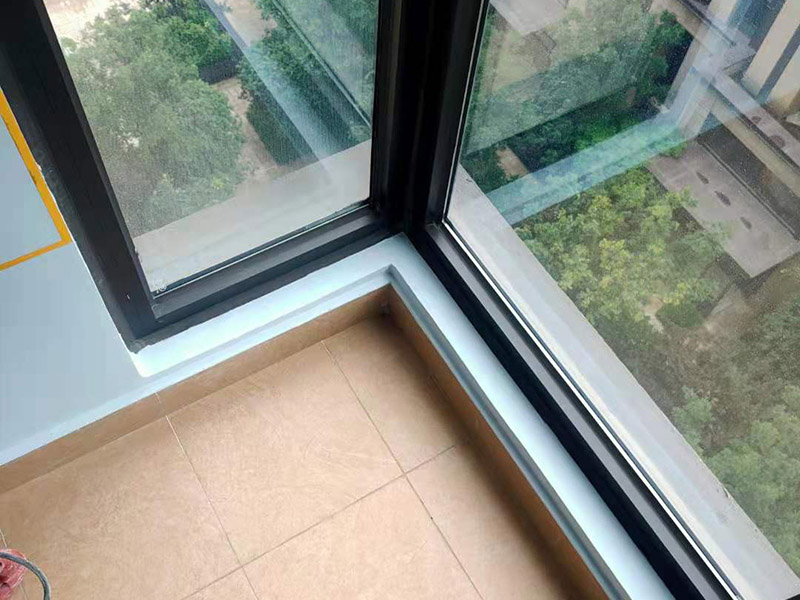 陽臺窗框找平刷白：陽臺漏水如果是窗戶與墻體之間的接縫過大，可以將原有的老化或破損的密封材料剔除，然后將基層處理干凈平整順直。對于窗戶與墻體較大的縫隙處用發(fā)泡膠填滿，內(nèi)、外側(cè)及窗框、窗扇壓條必須打滿膠密封起來。