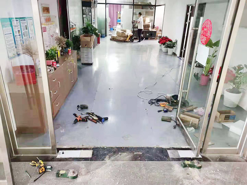 玻璃門地彈簧更換：地彈簧是一種閉門器，而這種閉門器在玻璃門中使用較多。玻璃門地彈簧也是一種液壓式閉門器，其壓緊彈簧的裝置為蝸輪，主要是因為蝸輪可以正反向旋轉(zhuǎn)，根據(jù)玻璃門地彈簧的特點，基本配置是天軸和地軸，除了玻璃門，可以適用于幾乎所有木制、鋼制、鋁合金門和使用玻璃門夾的無邊框玻璃門。