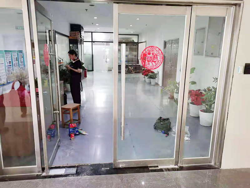 玻璃門地彈簧更換：地彈簧是一種閉門器，而這種閉門器在玻璃門中使用較多。玻璃門地彈簧也是一種液壓式閉門器，其壓緊彈簧的裝置為蝸輪，主要是因為蝸輪可以正反向旋轉(zhuǎn)，根據(jù)玻璃門地彈簧的特點，基本配置是天軸和地軸，除了玻璃門，可以適用于幾乎所有木制、鋼制、鋁合金門和使用玻璃門夾的無邊框玻璃門。