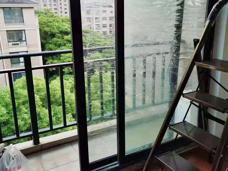 玻璃門地彈簧更換：地彈簧是一種閉門器，而這種閉門器在玻璃門中使用較多。玻璃門地彈簧也是一種液壓式閉門器，其壓緊彈簧的裝置為蝸輪，主要是因為蝸輪可以正反向旋轉(zhuǎn)，根據(jù)玻璃門地彈簧的特點，基本配置是天軸和地軸，除了玻璃門，可以適用于幾乎所有木制、鋼制、鋁合金門和使用玻璃門夾的無邊框玻璃門。