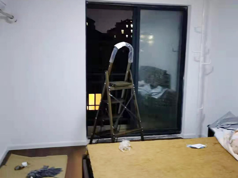 玻璃門地彈簧更換：地彈簧是一種閉門器，而這種閉門器在玻璃門中使用較多。玻璃門地彈簧也是一種液壓式閉門器，其壓緊彈簧的裝置為蝸輪，主要是因為蝸輪可以正反向旋轉(zhuǎn)，根據(jù)玻璃門地彈簧的特點，基本配置是天軸和地軸，除了玻璃門，可以適用于幾乎所有木制、鋼制、鋁合金門和使用玻璃門夾的無邊框玻璃門。
