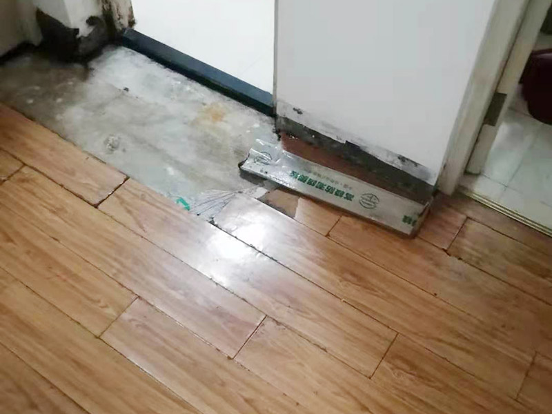 地板重新鋪貼：首先將原有的木地板或者瓷磚拆除掉，最好先從踢腳線開始拆除，這樣比較方便拆一點。然后如果發(fā)現(xiàn)地面不平整的地方，再重新打磨平整后，最后再重新上地磚或是木地板來鋪貼。