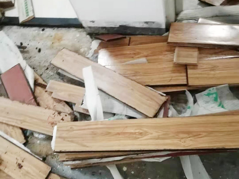 地板重新鋪貼：首先將原有的木地板或者瓷磚拆除掉，最好先從踢腳線開始拆除，這樣比較方便拆一點。然后如果發(fā)現(xiàn)地面不平整的地方，再重新打磨平整后，最后再重新上地磚或是木地板來鋪貼。