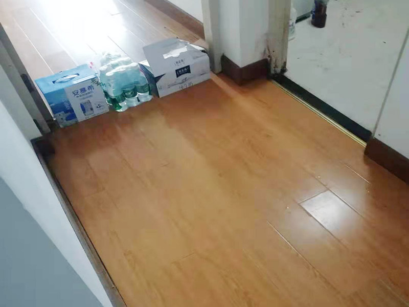 地板重新鋪貼：首先將原有的木地板或者瓷磚拆除掉，最好先從踢腳線開始拆除，這樣比較方便拆一點。然后如果發(fā)現(xiàn)地面不平整的地方，再重新打磨平整后，最后再重新上地磚或是木地板來鋪貼。
