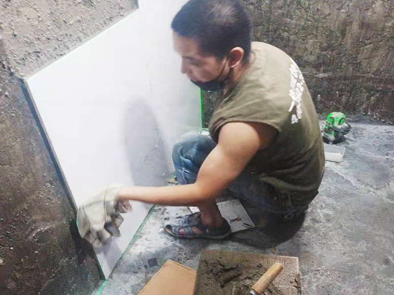 墻面貼磚施工：貼磚前對墻壁將進行檢查，看墻壁是否有裂縫，做好修補，然后最好用水潤濕墻壁，這在墻壁的瓷磚和墻壁之間是有益的更好的粘接。鋪貼墻磚時，必須先對墻磚和墻磚進行測量和整理，這樣即規(guī)劃了位置，也保證墻磚鋪貼的美觀度。