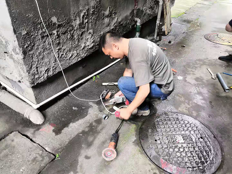 水管漏水更換改造：先找到水管漏點(diǎn)，然后用鋸子將PPR管出現(xiàn)漏水問題的位置鋸掉，同時要注意的是口子必須是平整的，用砂紙對管材的斷口進(jìn)行打磨處理，順便將管道打磨區(qū)域周邊打掃一下，再截取合適長度的ppr管，最后把管件和截取的ppr管熱熔到一起。
