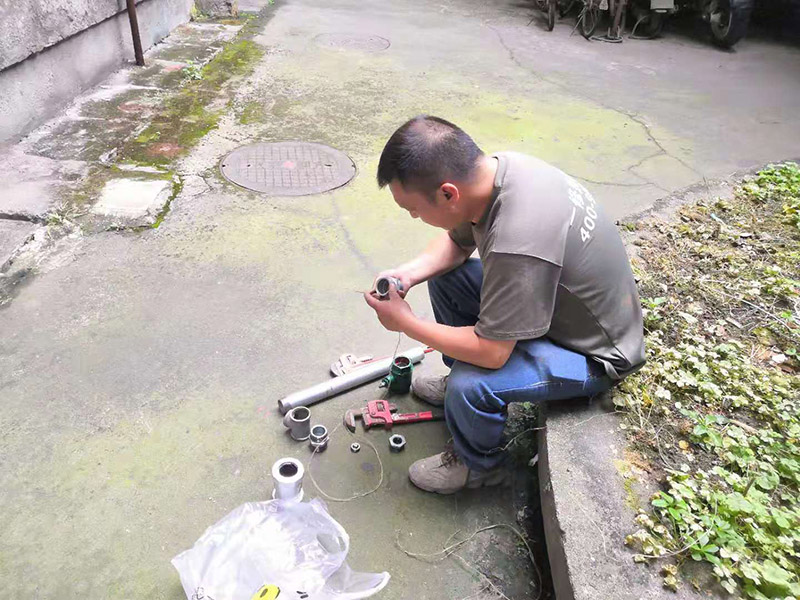 水管漏水更換改造：先找到水管漏點(diǎn)，然后用鋸子將PPR管出現(xiàn)漏水問題的位置鋸掉，同時要注意的是口子必須是平整的，用砂紙對管材的斷口進(jìn)行打磨處理，順便將管道打磨區(qū)域周邊打掃一下，再截取合適長度的ppr管，最后把管件和截取的ppr管熱熔到一起。