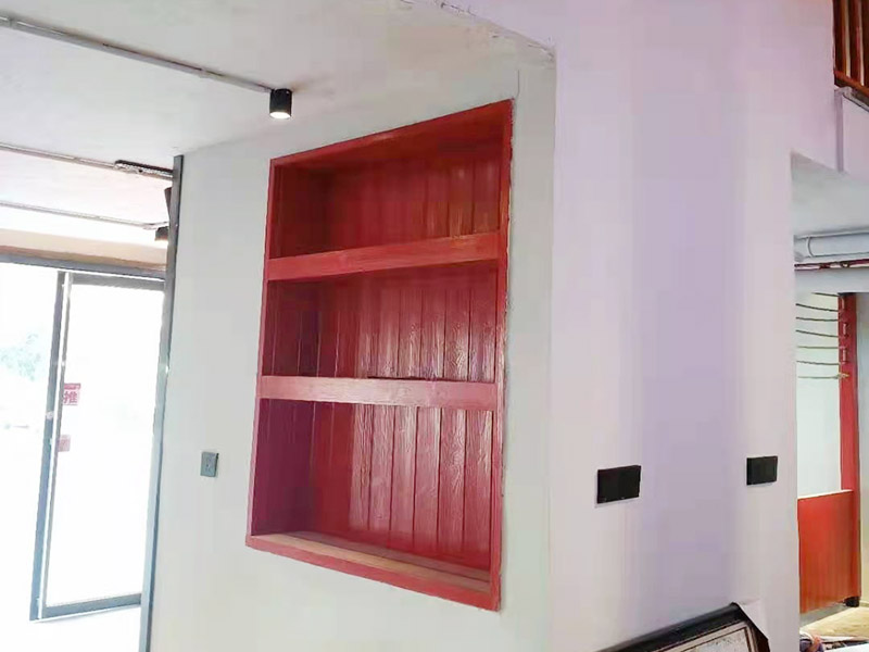 展示柜刷油漆改色：首先需要除去展示柜上的浮塵和積土，然后用細(xì)砂紙進(jìn)行摩擦擦除，注意不要太用力導(dǎo)致家具表面受損，如果有破損的地方，就需要先行修補(bǔ)再刷漆。