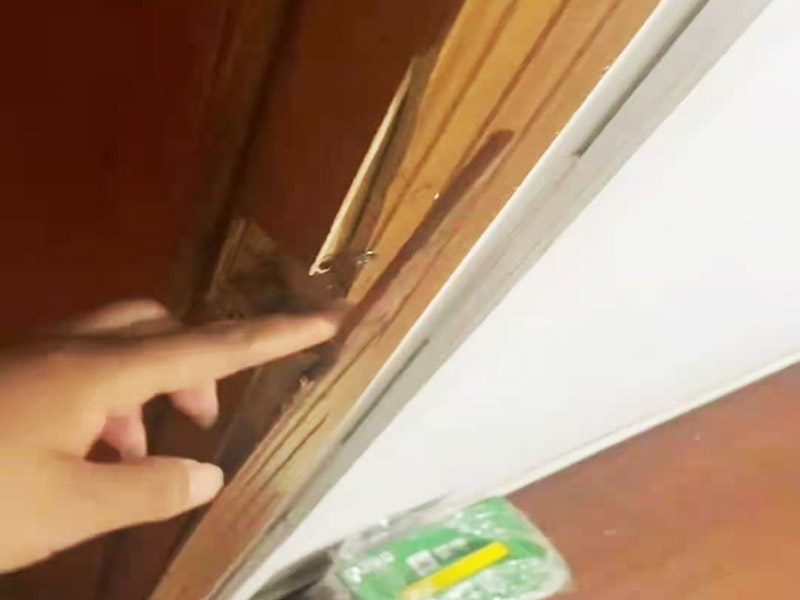 門框破損維修：首先將破損的洞清理干凈，用砂紙打磨一下除去污垢，將膩?zhàn)雍秃锰钤诳斩磧?nèi)，等膩?zhàn)痈珊笥蒙凹埓蚰ス饣?，或者速干膠干透的木渣也是打磨光滑，除去上邊的灰塵。然后使用修補(bǔ)膏或者油漆對(duì)修補(bǔ)平整光滑的膩?zhàn)由险{(diào)色，還原成與周圍一樣的色彩，用吹風(fēng)機(jī)快速吹干油漆。