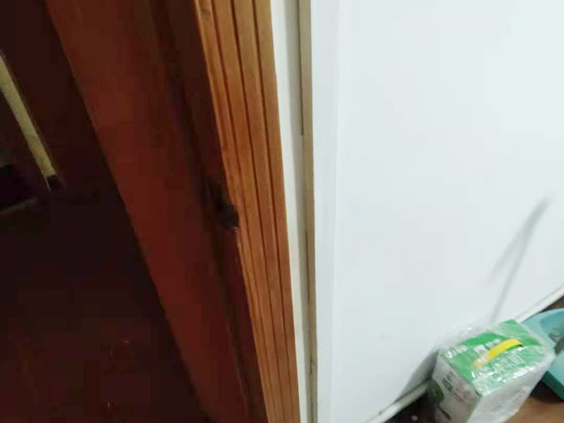 門框破損維修：首先將破損的洞清理干凈，用砂紙打磨一下除去污垢，將膩?zhàn)雍秃锰钤诳斩磧?nèi)，等膩?zhàn)痈珊笥蒙凹埓蚰ス饣?，或者速干膠干透的木渣也是打磨光滑，除去上邊的灰塵。然后使用修補(bǔ)膏或者油漆對(duì)修補(bǔ)平整光滑的膩?zhàn)由险{(diào)色，還原成與周圍一樣的色彩，用吹風(fēng)機(jī)快速吹干油漆。
