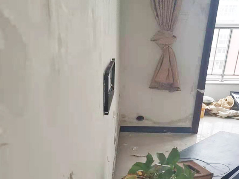 墻面空鼓掉皮維修：首先將空鼓部分敲掉，將涂料層除去，對墻面作找平處理，然后使用石膏基防霉耐水批土做墻面滿批后再刷一底二面的漆就可以了。重新進行墻面粉刷，粉刷時需要注意，需要在粉刷前一天將墻面濕潤。