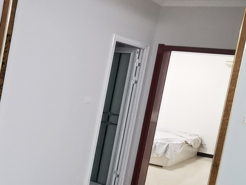 墻面空鼓掉皮維修：首先將空鼓部分敲掉，將涂料層除去，對墻面作找平處理，然后使用石膏基防霉耐水批土做墻面滿批后再刷一底二面的漆就可以了。重新進行墻面粉刷，粉刷時需要注意，需要在粉刷前一天將墻面濕潤。