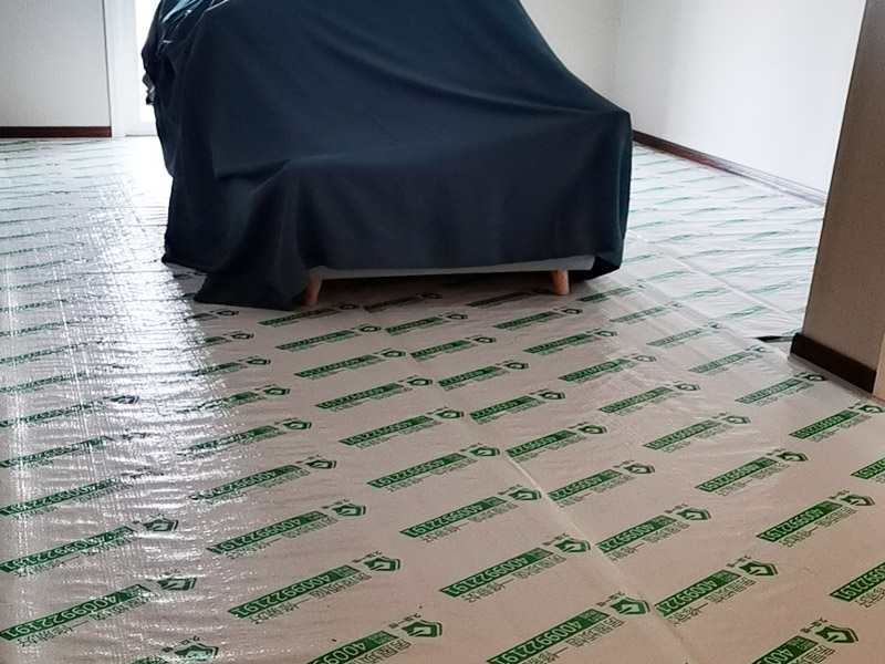 全屋地面家具成品保護(hù)：正確的施工順序應(yīng)該是搞好成品保護(hù)，地面鋪貼完成清潔干凈后，可以用厚一點(diǎn)的泡沫包裝膜，然后可以再加一層塑料膜，這樣就不至于損壞地磚了，也可以用保護(hù)膜，其效果與地板革相似。
