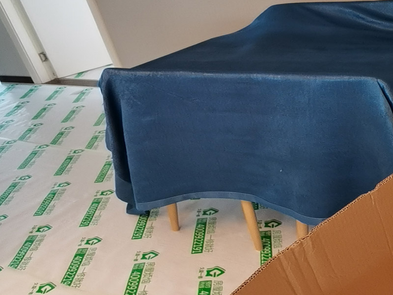 全屋地面家具成品保護(hù)：正確的施工順序應(yīng)該是搞好成品保護(hù)，地面鋪貼完成清潔干凈后，可以用厚一點(diǎn)的泡沫包裝膜，然后可以再加一層塑料膜，這樣就不至于損壞地磚了，也可以用保護(hù)膜，其效果與地板革相似。