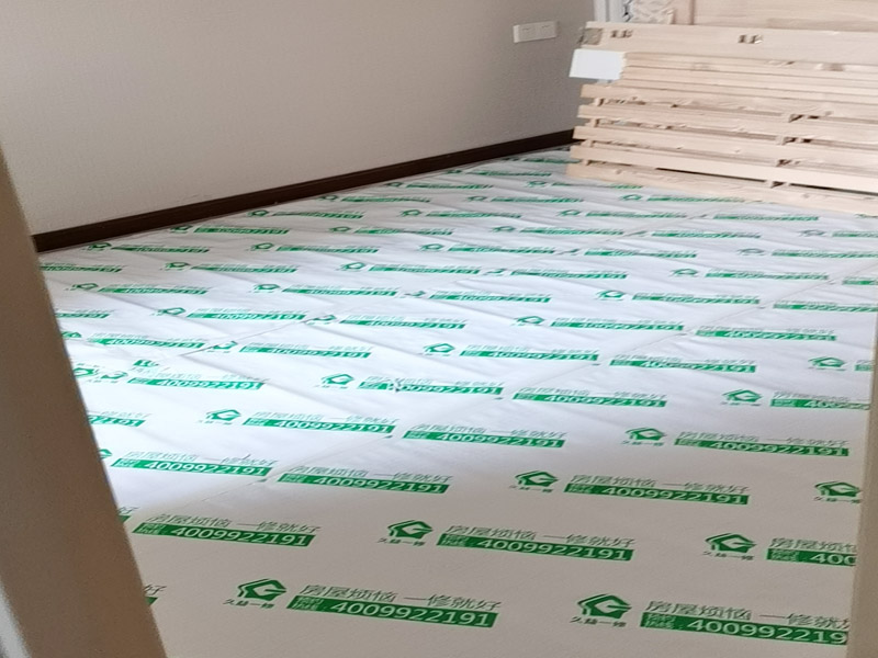 全屋地面家具成品保護(hù)：正確的施工順序應(yīng)該是搞好成品保護(hù)，地面鋪貼完成清潔干凈后，可以用厚一點(diǎn)的泡沫包裝膜，然后可以再加一層塑料膜，這樣就不至于損壞地磚了，也可以用保護(hù)膜，其效果與地板革相似。