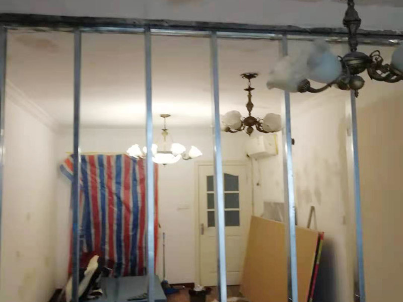 隔斷裝飾安裝維修：隔斷不僅可以起到隔斷空間的作用，讓空間相對(duì)獨(dú)立，同時(shí)更是家中一道靚麗的風(fēng)景線，起到更好的裝飾效果，甚至是以實(shí)用性為主來(lái)增加儲(chǔ)物空間。隔斷分多種，硬隔斷是直接一堵墻或者柜子擋住作為隔斷，通透性較差；軟隔斷是有物品遮擋，但是并不遮擋視線，通透性比較高。 玻璃的通透性不會(huì)影響空間的采光效果，在視覺(jué)上還有拉伸空間的效果。小巧的體積不會(huì)占據(jù)太多空間，拆除時(shí)對(duì)空間的損害也非常小。