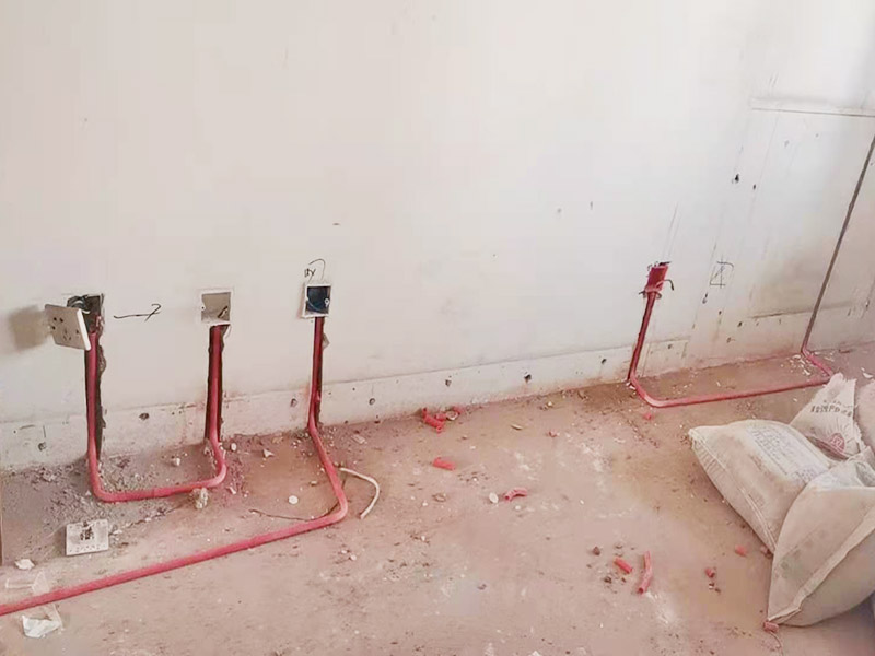 電路改造布線:首先要根據(jù)生活習(xí)慣對電路位置確定了，然后專業(yè)的電工會根據(jù)定位和電路走向，開布線槽。而布線一般采用的是線管暗埋的方式，這樣墻面就能保持美觀整潔，方便后期室內(nèi)設(shè)計。同時線管選擇冷彎管可以彎曲而不斷裂，這是布線的好選擇，因為它的轉(zhuǎn)角是有弧度的，線可以隨時更換，而且不用開墻。