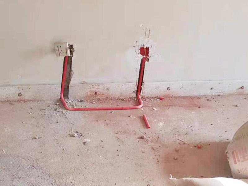 電路改造布線:首先要根據(jù)生活習(xí)慣對電路位置確定了，然后專業(yè)的電工會根據(jù)定位和電路走向，開布線槽。而布線一般采用的是線管暗埋的方式，這樣墻面就能保持美觀整潔，方便后期室內(nèi)設(shè)計。同時線管選擇冷彎管可以彎曲而不斷裂，這是布線的好選擇，因為它的轉(zhuǎn)角是有弧度的，線可以隨時更換，而且不用開墻。