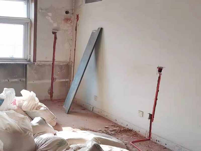 電路改造布線:首先要根據(jù)生活習(xí)慣對電路位置確定了，然后專業(yè)的電工會根據(jù)定位和電路走向，開布線槽。而布線一般采用的是線管暗埋的方式，這樣墻面就能保持美觀整潔，方便后期室內(nèi)設(shè)計。同時線管選擇冷彎管可以彎曲而不斷裂，這是布線的好選擇，因為它的轉(zhuǎn)角是有弧度的，線可以隨時更換，而且不用開墻。