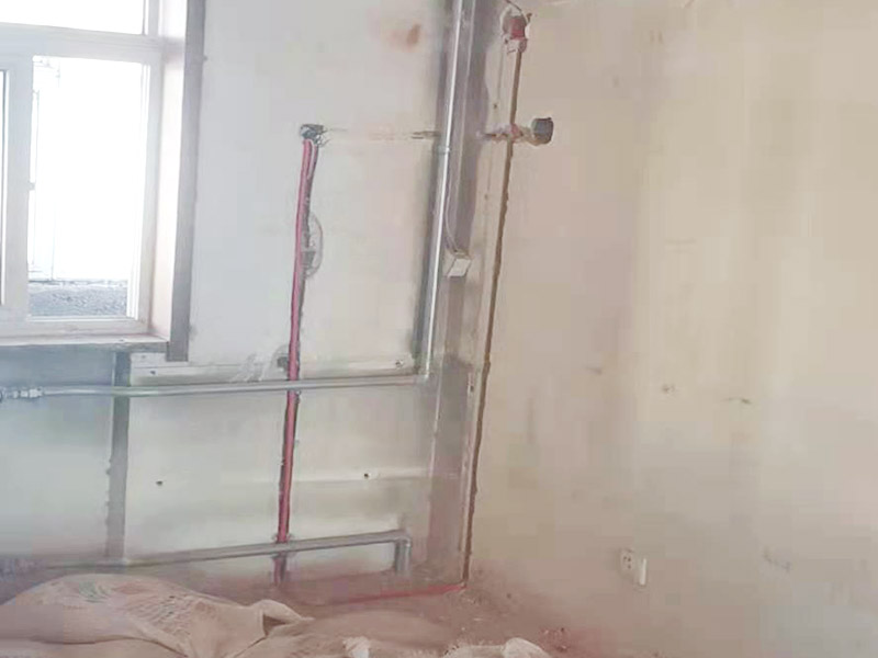電路改造布線:首先要根據(jù)生活習(xí)慣對電路位置確定了，然后專業(yè)的電工會根據(jù)定位和電路走向，開布線槽。而布線一般采用的是線管暗埋的方式，這樣墻面就能保持美觀整潔，方便后期室內(nèi)設(shè)計。同時線管選擇冷彎管可以彎曲而不斷裂，這是布線的好選擇，因為它的轉(zhuǎn)角是有弧度的，線可以隨時更換，而且不用開墻。
