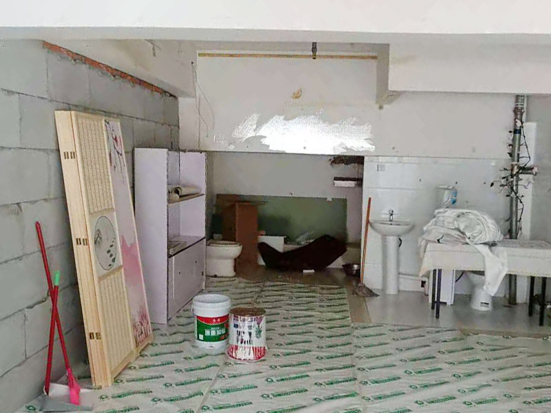 客廳石膏板隔斷安裝：石膏板宜豎向鋪設(shè)，首先確定龍骨上下兩端的方向，盡量使穿線孔對(duì)齊。同時(shí)記得豎龍骨的長(zhǎng)度尺寸，按現(xiàn)場(chǎng)實(shí)測(cè)尺寸為準(zhǔn);接著豎龍骨安裝就位后，保證垂直。注意輕鋼龍骨用專用防銹自攻螺釘固定并用電動(dòng)螺絲槍一次打入并擰緊；石膏板安裝時(shí)應(yīng)從板的中部向板的四邊固定。最后接縫處理使用廠家配套供應(yīng)的接縫用嵌縫膏和接縫帶。石膏板與周圍墻或柱要留有3mm的槽口，以便進(jìn)行防開裂處理。注意不可用滿批膩?zhàn)哟媲犊p膩?zhàn)印? width=