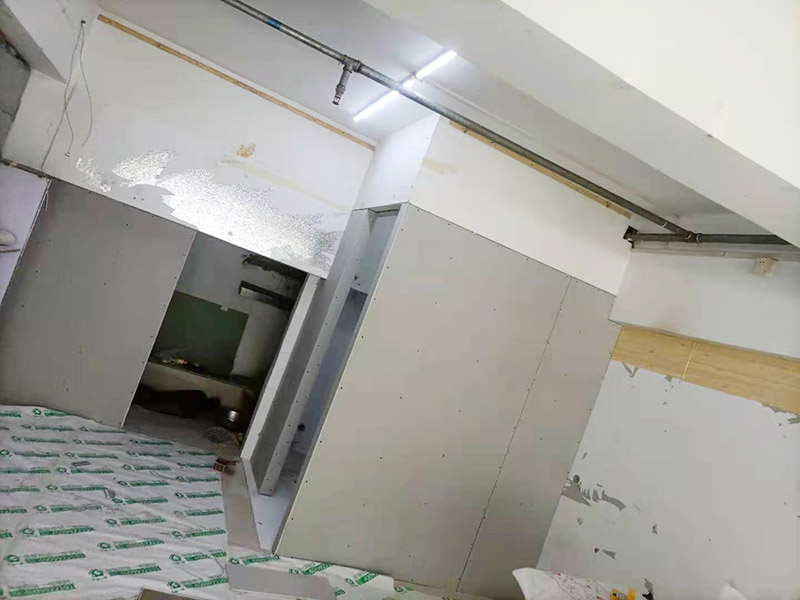 客廳石膏板隔斷安裝：石膏板宜豎向鋪設(shè)，首先確定龍骨上下兩端的方向，盡量使穿線孔對(duì)齊。同時(shí)記得豎龍骨的長(zhǎng)度尺寸，按現(xiàn)場(chǎng)實(shí)測(cè)尺寸為準(zhǔn);接著豎龍骨安裝就位后，保證垂直。注意輕鋼龍骨用專用防銹自攻螺釘固定并用電動(dòng)螺絲槍一次打入并擰緊；石膏板安裝時(shí)應(yīng)從板的中部向板的四邊固定。最后接縫處理使用廠家配套供應(yīng)的接縫用嵌縫膏和接縫帶。石膏板與周圍墻或柱要留有3mm的槽口，以便進(jìn)行防開裂處理。注意不可用滿批膩?zhàn)哟媲犊p膩?zhàn)印? width=