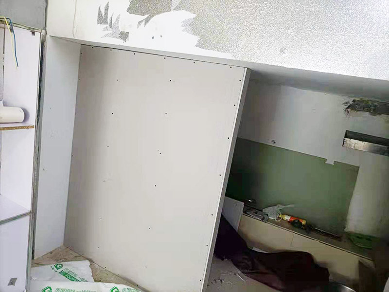 客廳石膏板隔斷安裝：石膏板宜豎向鋪設(shè)，首先確定龍骨上下兩端的方向，盡量使穿線孔對(duì)齊。同時(shí)記得豎龍骨的長(zhǎng)度尺寸，按現(xiàn)場(chǎng)實(shí)測(cè)尺寸為準(zhǔn);接著豎龍骨安裝就位后，保證垂直。注意輕鋼龍骨用專用防銹自攻螺釘固定并用電動(dòng)螺絲槍一次打入并擰緊；石膏板安裝時(shí)應(yīng)從板的中部向板的四邊固定。最后接縫處理使用廠家配套供應(yīng)的接縫用嵌縫膏和接縫帶。石膏板與周圍墻或柱要留有3mm的槽口，以便進(jìn)行防開裂處理。注意不可用滿批膩?zhàn)哟媲犊p膩?zhàn)印? width=