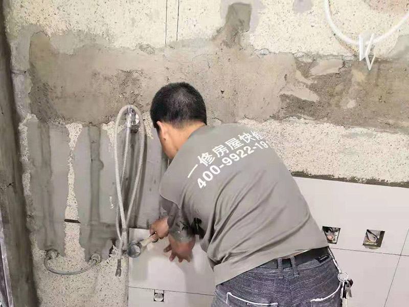墻磚鋪貼施工：鋪貼時緊靠已鋪好的標(biāo)準(zhǔn)高度面開始施工，并用拉出的對縫平直線來控制瓷磚對縫的平直。鋪貼時水泥漿應(yīng)飽滿的抹干瓷磚背面，并用橡皮錘敲實，以防止空鼓現(xiàn)象。并且一邊鋪貼一邊用水平尺檢查校正。并即刻擦去表面的水泥漿。