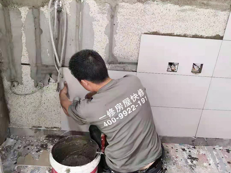墻磚鋪貼施工：鋪貼時緊靠已鋪好的標(biāo)準(zhǔn)高度面開始施工，并用拉出的對縫平直線來控制瓷磚對縫的平直。鋪貼時水泥漿應(yīng)飽滿的抹干瓷磚背面，并用橡皮錘敲實，以防止空鼓現(xiàn)象。并且一邊鋪貼一邊用水平尺檢查校正。并即刻擦去表面的水泥漿。