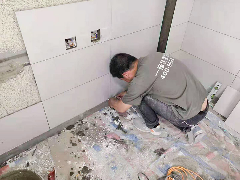 墻磚鋪貼施工：鋪貼時緊靠已鋪好的標(biāo)準(zhǔn)高度面開始施工，并用拉出的對縫平直線來控制瓷磚對縫的平直。鋪貼時水泥漿應(yīng)飽滿的抹干瓷磚背面，并用橡皮錘敲實，以防止空鼓現(xiàn)象。并且一邊鋪貼一邊用水平尺檢查校正。并即刻擦去表面的水泥漿。