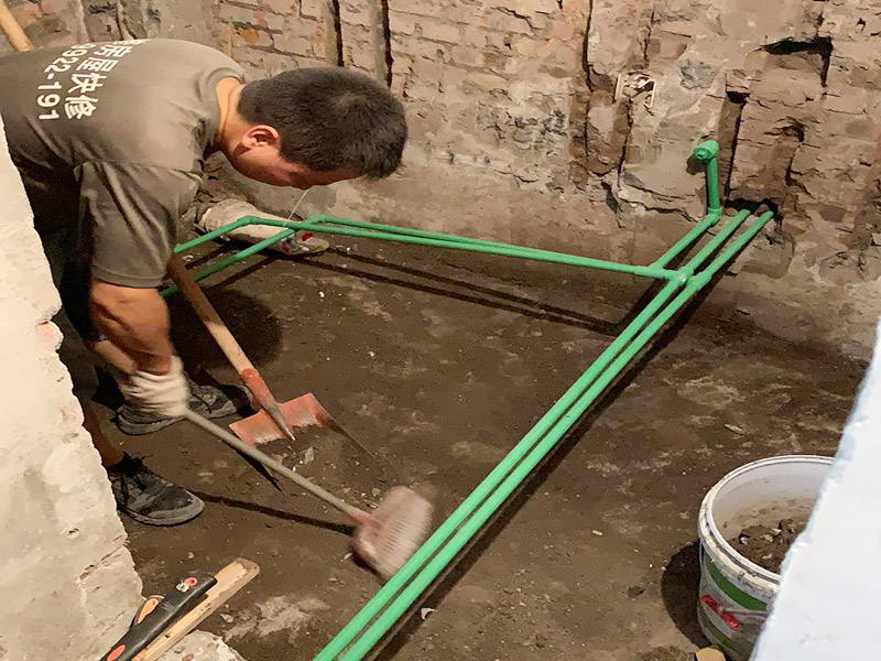 接著是開始用專業(yè)的熱溶機對于管子進行熱熔連接，最后是用試壓泵對于整個管線進行打壓測試，第5步是清算現(xiàn)場。