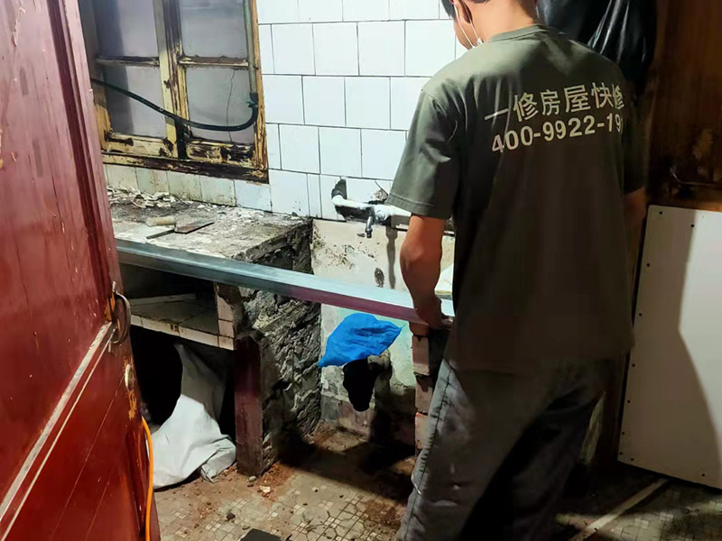整體櫥柜維修知識知多少|(zhì)整體櫥柜維修應(yīng)該找誰，哪些是能免費(fèi)處理的