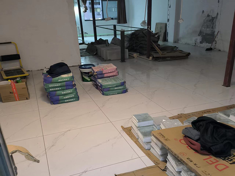 小編這次為各位展示的是泉州市鯉城區(qū)辦公室材料裝修翻新的施工案例，施工地址是衛(wèi)濱區(qū)世紀(jì)路隆勝華庭；客戶是網(wǎng)上找的一修公司，看評價(jià)以及服務(wù)項(xiàng)目還有綜合實(shí)力都不錯(cuò)，才選擇的我們。泉州市鯉城區(qū)辦公室材料裝修翻新案例中師傅把原來受潮的表面刮去，重新做防水，再刮膩?zhàn)?，再刷油漆。泉州市監(jiān)理全程跟蹤服務(wù)質(zhì)量，非常專業(yè)！而且一修可以選擇整裝還是局裝，可以選擇先服務(wù)后付款的付款方式等，如果您還有其他需求也可以到我們官網(wǎng)上查看更多的關(guān)于泉州市其他防水補(bǔ)漏維修，舊房全屋翻新，房屋各類安裝等施工案例。