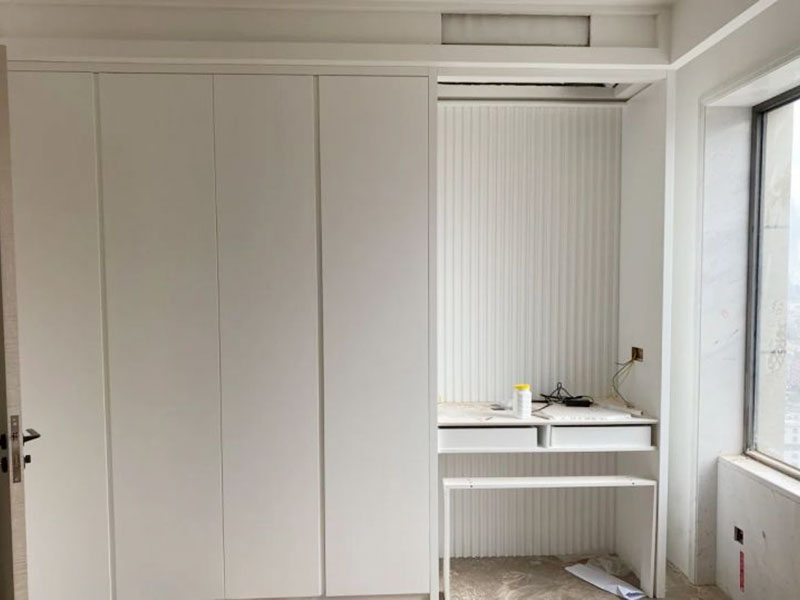 小編這次為各位展示的是南京市建鄴區(qū)臥室榻榻米裝修設(shè)計(jì)的施工案例，施工地址是川匯區(qū)復(fù)興路建業(yè)未來(lái)城；客戶是網(wǎng)上找的一修公司，看評(píng)價(jià)以及服務(wù)項(xiàng)目還有綜合實(shí)力都不錯(cuò)，才選擇的我們。南京市建鄴區(qū)臥室榻榻米裝修設(shè)計(jì)案例中師傅把原來(lái)受潮的表面刮去，重新做防水，再刮膩?zhàn)樱偎⒂推?。南京市監(jiān)理全程跟蹤服務(wù)質(zhì)量，非常專業(yè)！而且一修可以選擇整裝還是局裝，可以選擇先服務(wù)后付款的付款方式等，如果您還有其他需求也可以到我們官網(wǎng)上查看更多的關(guān)于南京市其他防水補(bǔ)漏維修，舊房全屋翻新，房屋各類(lèi)安裝等施工案例。