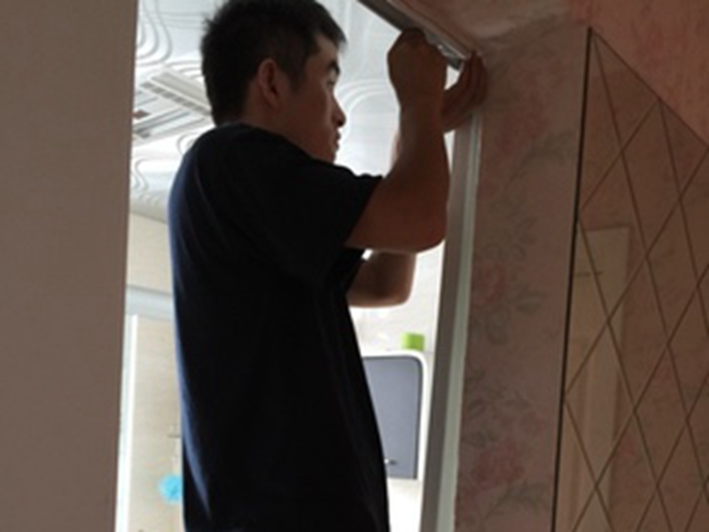 青島卷簾門維修,卷簾門維修卷簾門往下拉時(shí)直接掉下來是怎么回事？而且向上推很費(fèi)力