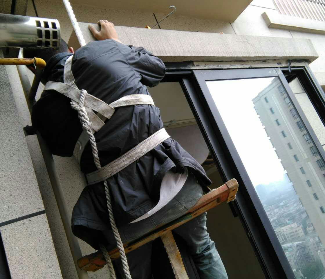 鄭州哪家維修公司可以維修鋁合金窗戶，鄭州鋁合金門窗玻璃修理師傅