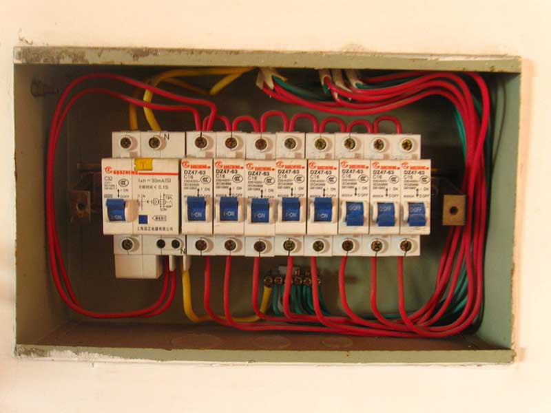  跳閘了推上去還是沒電怎么辦？聯(lián)系專業(yè)電工師傅上門處理更可靠
