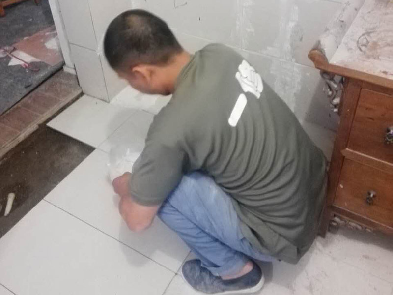 瓷磚留縫美縫避免起拱斷裂，美縫勾縫施