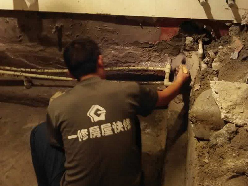 墻體內(nèi)水管漏水維修，管道換新后加固防