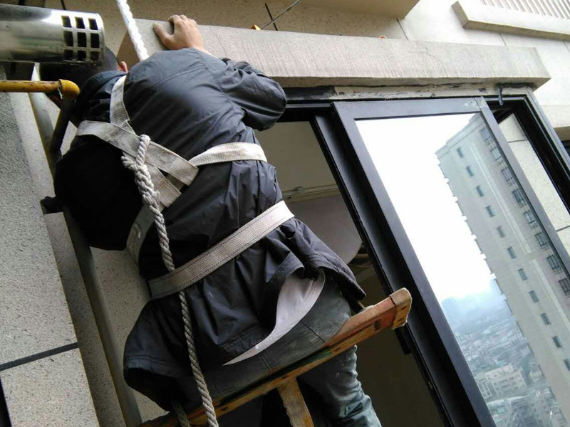 外墻防水補漏成因，室內(nèi)外溫差致雨水經(jīng)