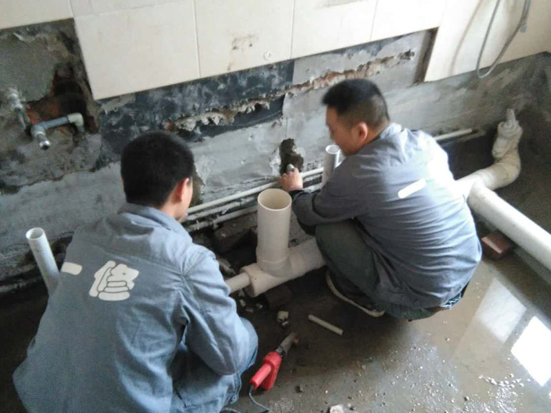 排水管安裝要點，管道粘接前應(yīng)對承插口