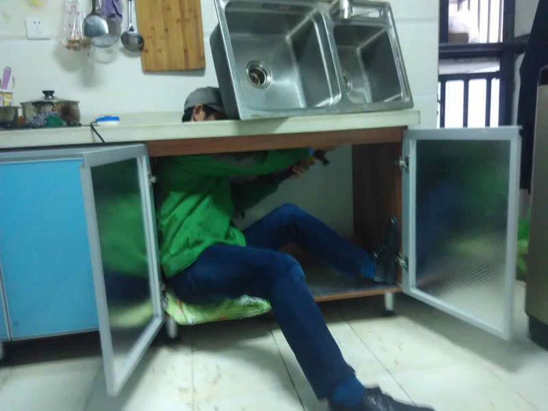 老房子廚房洗菜盆下水漏水，水閥漏水可