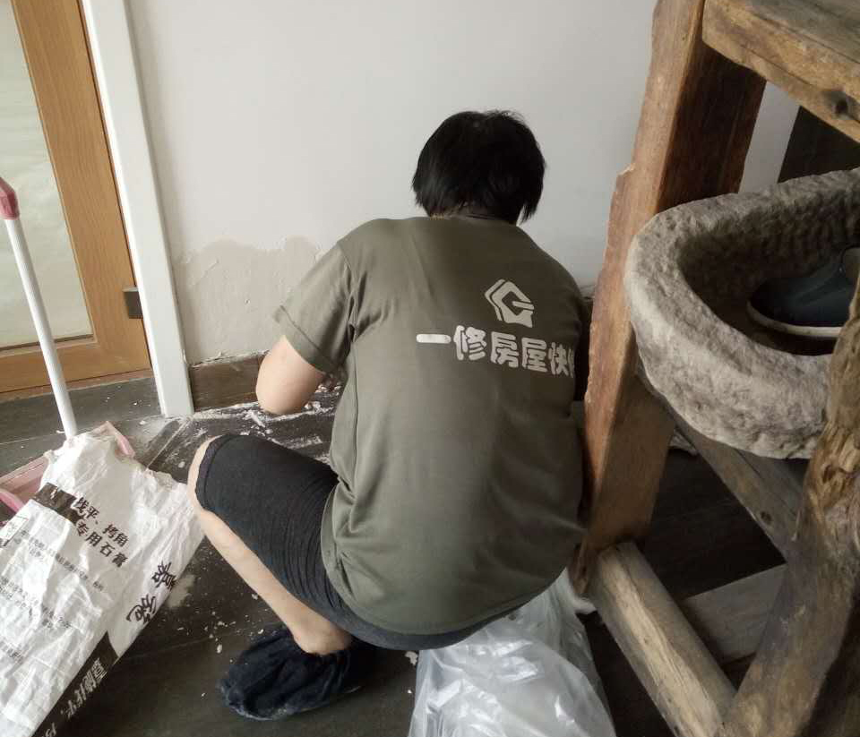 墻面滲水太難看？專業(yè)師傅告訴你原因，