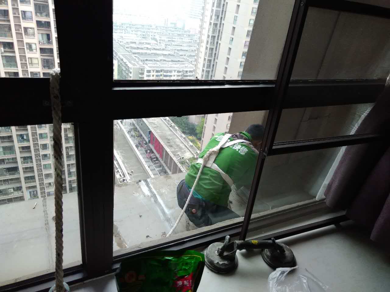 雨季窗戶漏水很糟心，一修教你找原因，