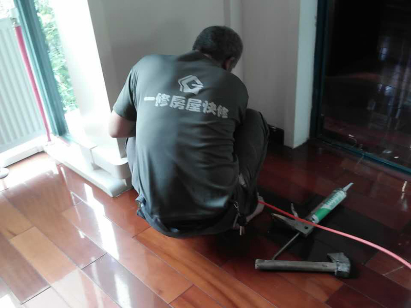 木地板安裝后問(wèn)題多，也許是工人沒(méi)注意
